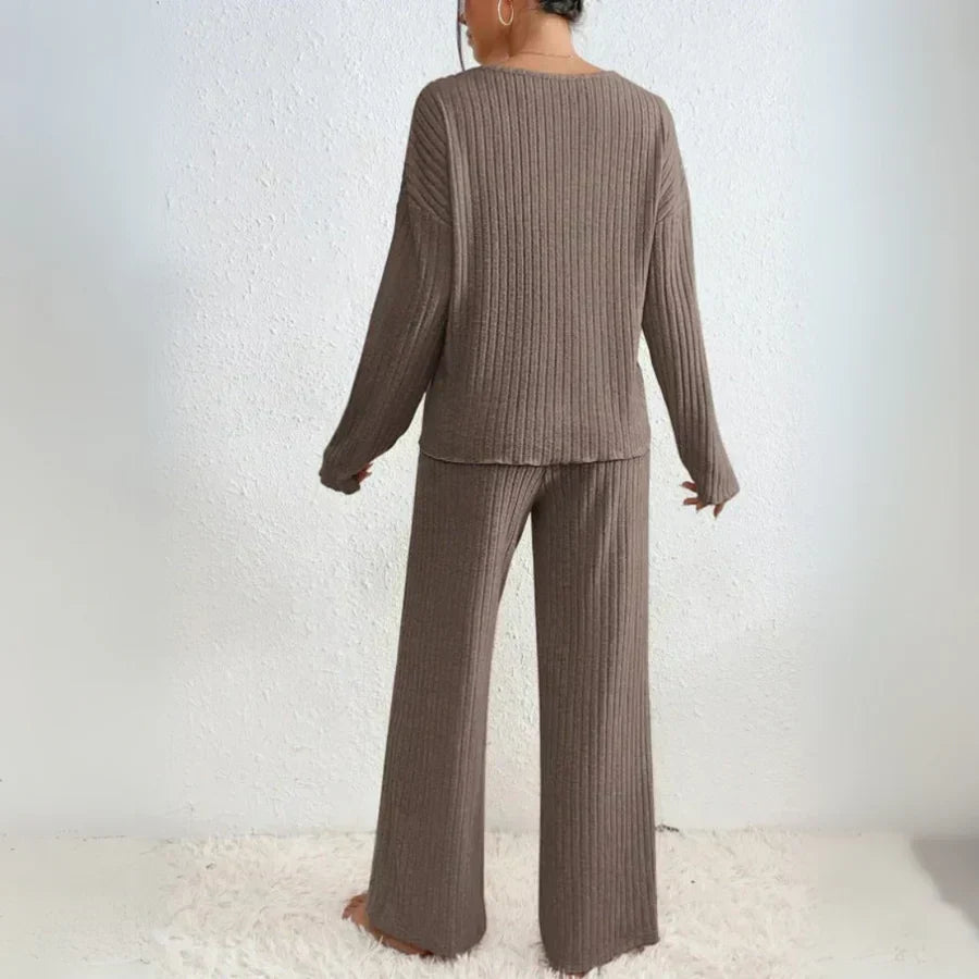 Elara | Two-Piece Suit With Straight Trousers and V-Neck Top