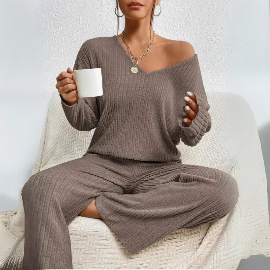 Elara | Two-Piece Suit With Straight Trousers and V-Neck Top